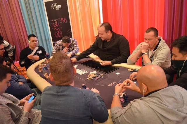 Tafel Ninh | 2015/01 - Utrecht Poker Series - 700 eu Main Event 